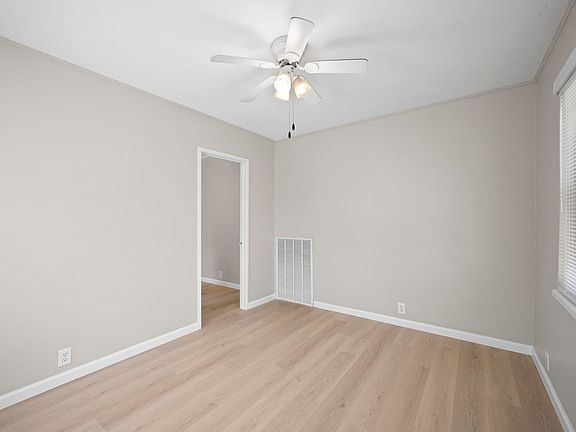 3rd image of 521 Hawkins Rd APT 2