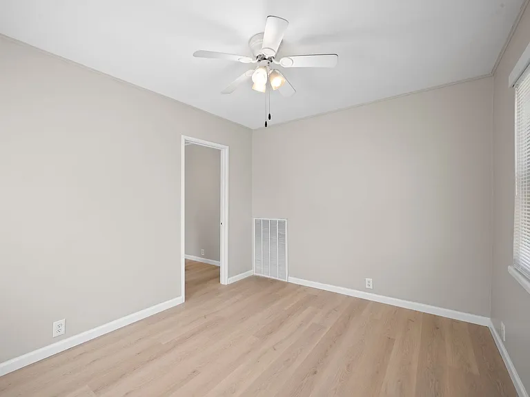 521 Hawkins Rd — Photo 4