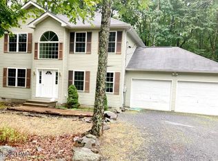 105 Saint Andrews Dr, Bushkill, PA 18324