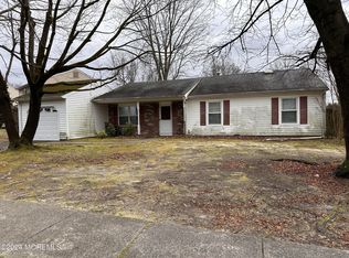 8 Lampost Ct, Howell, NJ 07731