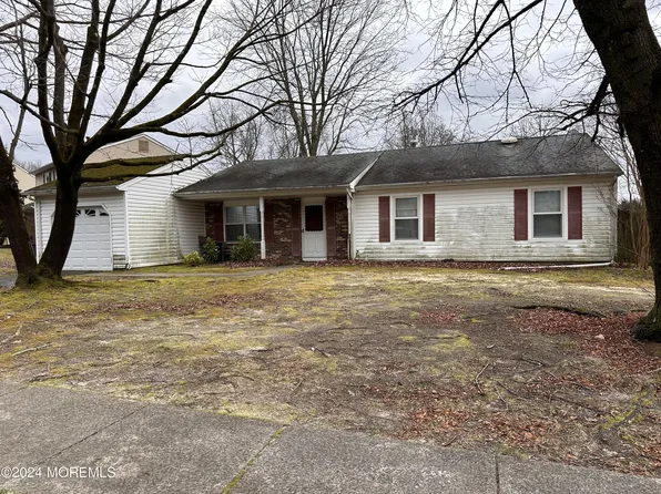 8 Lampost Court, Howell, NJ 07731