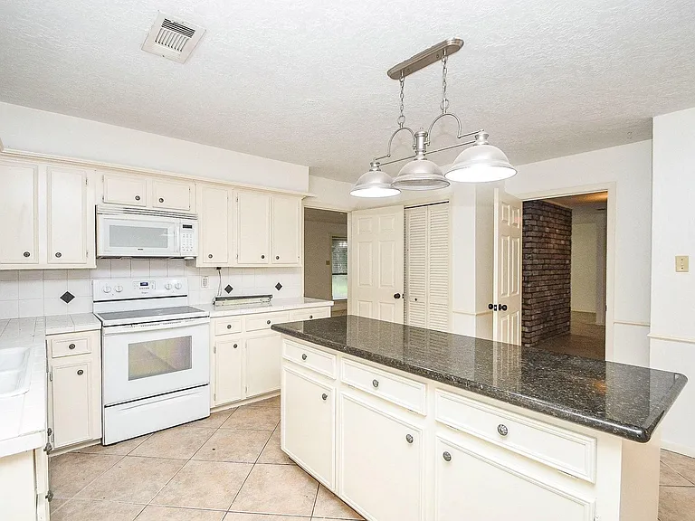 6702 Spring Leaf Dr — Photo 38