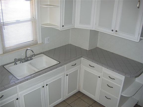 Great kitchen / lots of cabinets