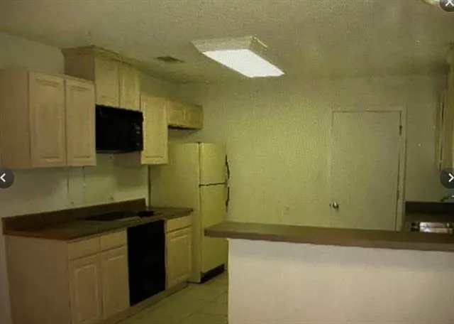 3 bed, 2.0 bath, 1800 sqft, $1,795 — Photo 2