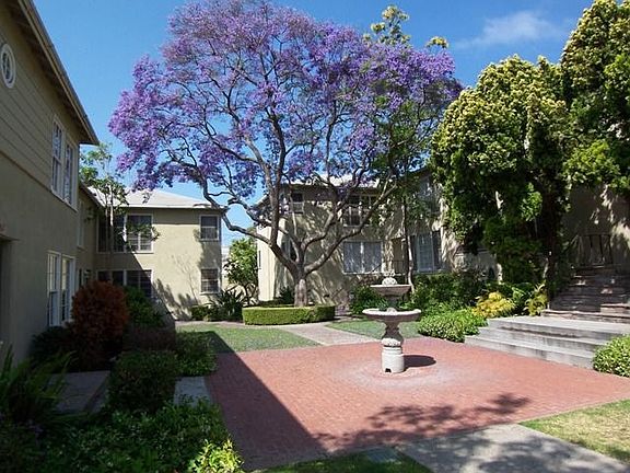 Courtyard w Fountain