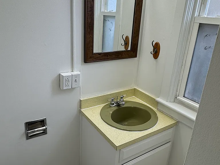 1638 Saemann Ave — Photo 14