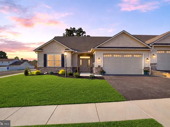 616 Bluff Stone Dr, York, PA 17402