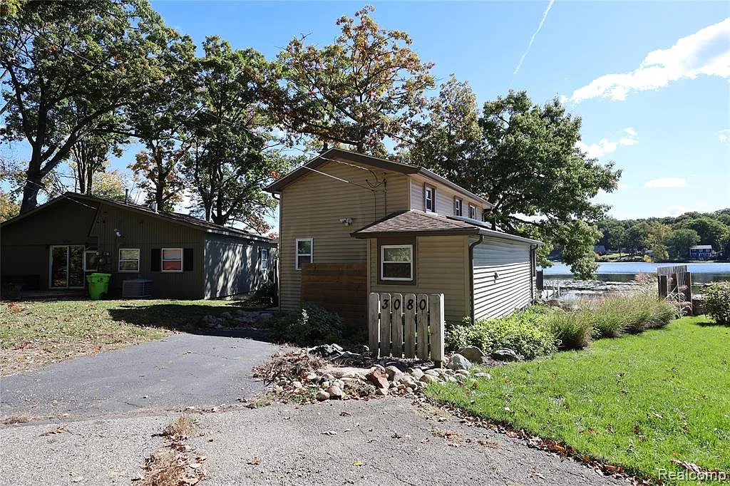 1 bed, 1.0 bath, 830 sqft, $2,000 — Photo 1