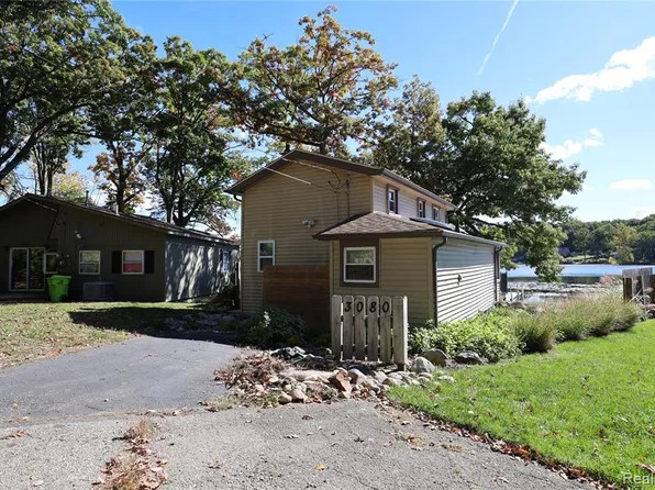 3080 Steeple Hill Rd, White Lake, MI 48383