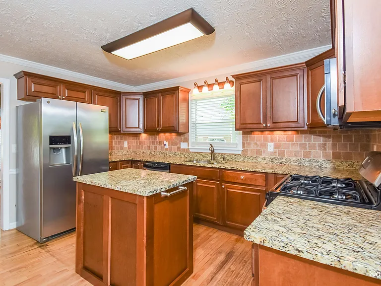 4609 Pine Harbor Ct NE — Photo 2