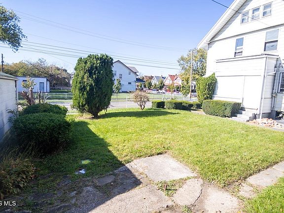5th image of 975 Woodland Ave