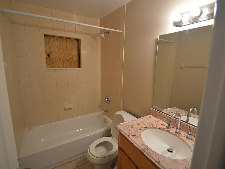 423 Longwood Cir — Photo 9