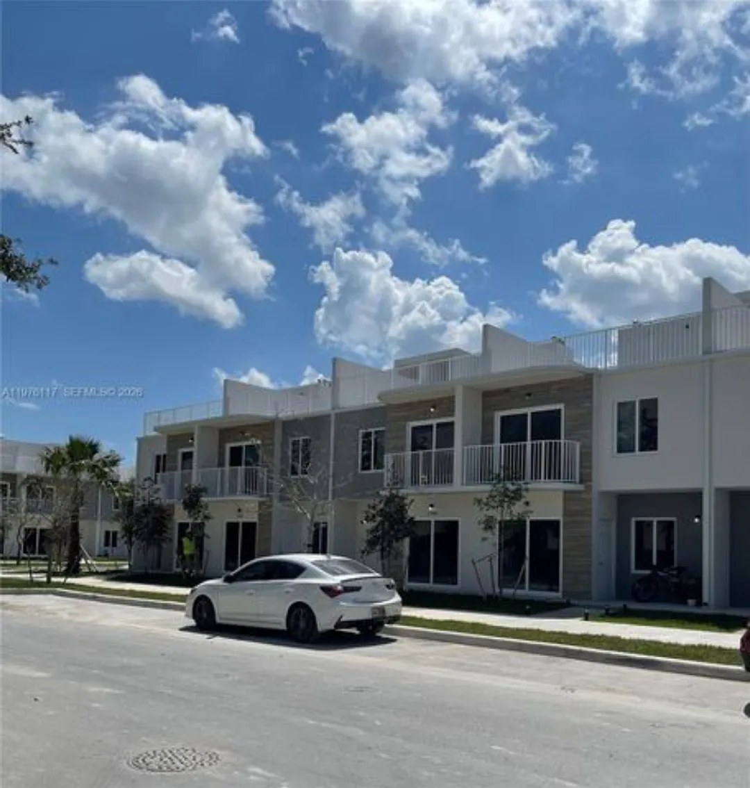 4 bed, 3.5 bath, 1398 sqft, $2,700 — Photo 3