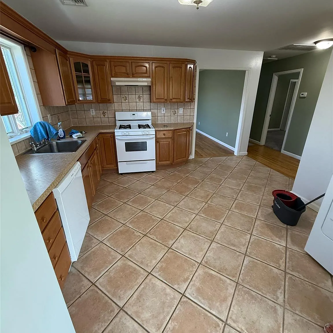 3 bed, 2.0 bath, 2200 sqft, $3,800 — Photo 1