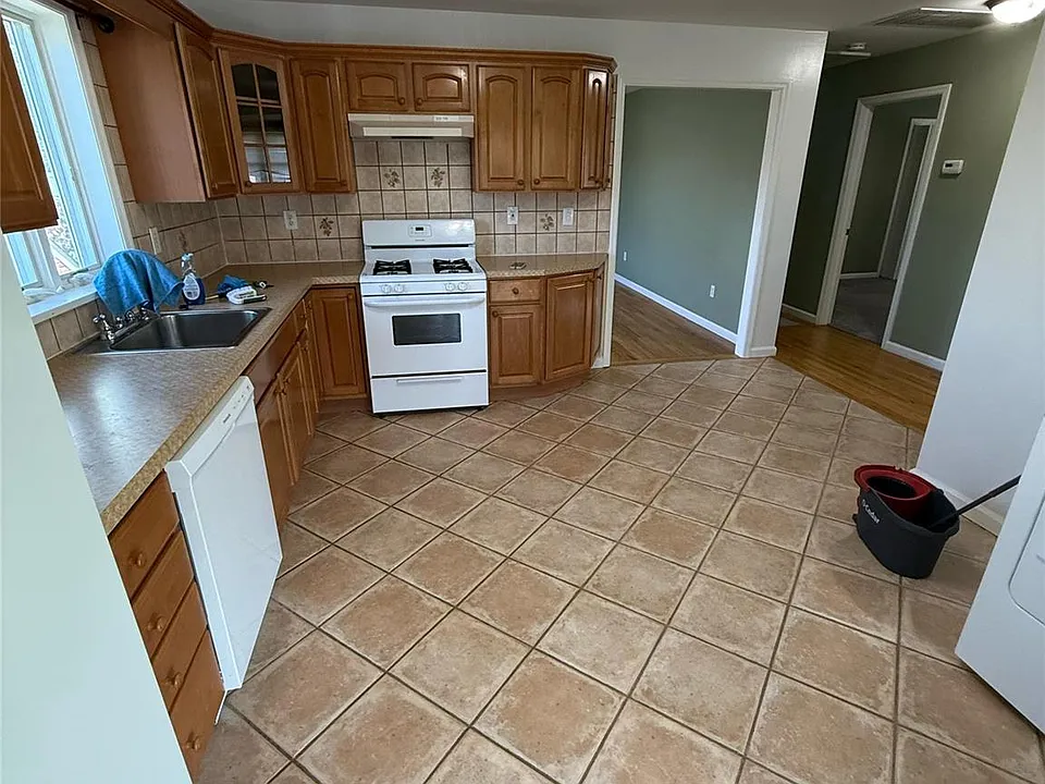 103 Clunie Ave #2