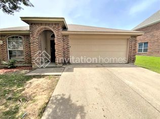 913 Sycamore St, Burleson, TX 76028