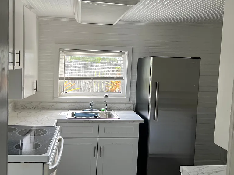 27 NE 15th Ave — Photo 3