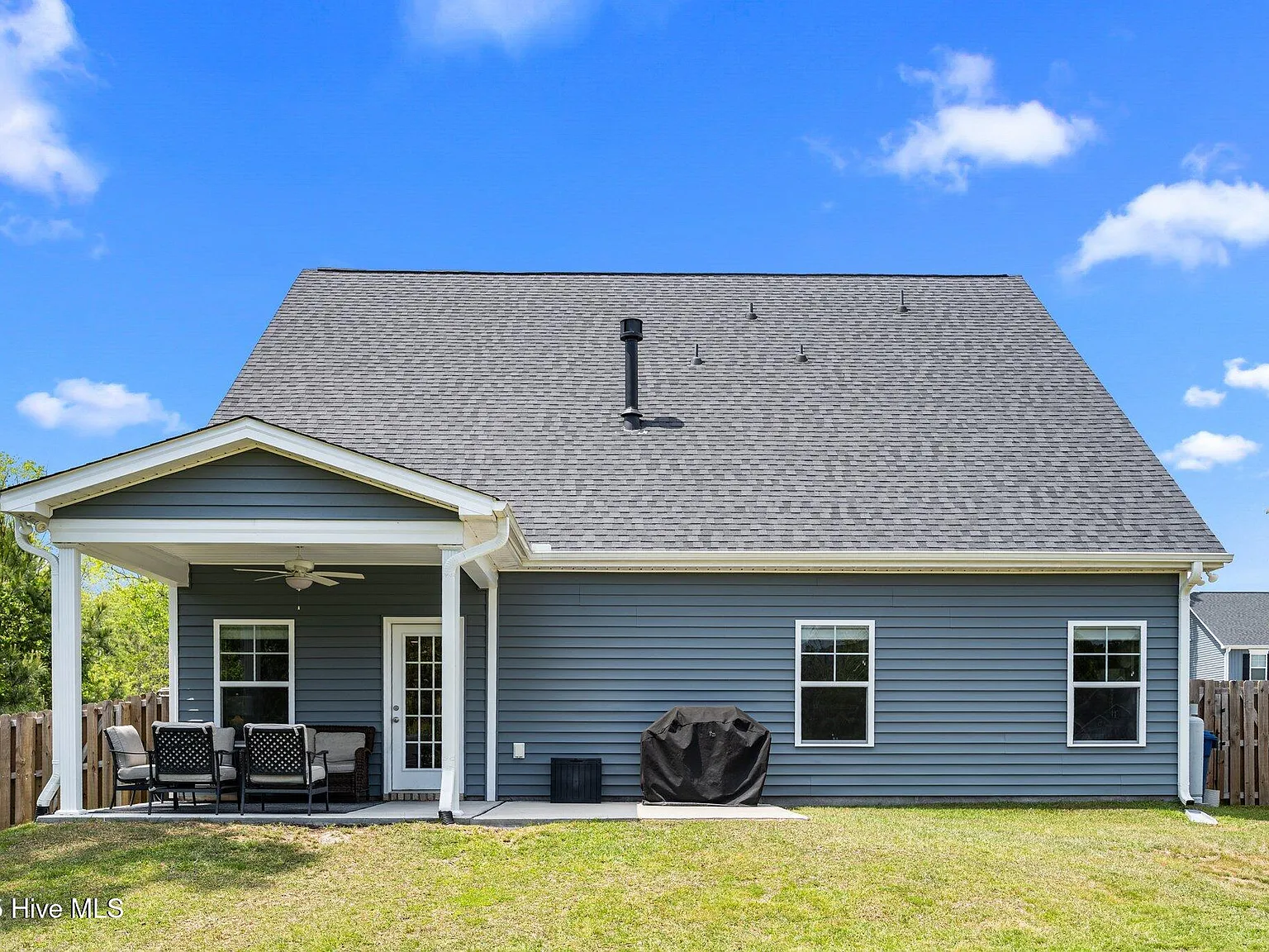 4 bed, 2.5 bath, 2695 sqft, $2,450 — Photo 3