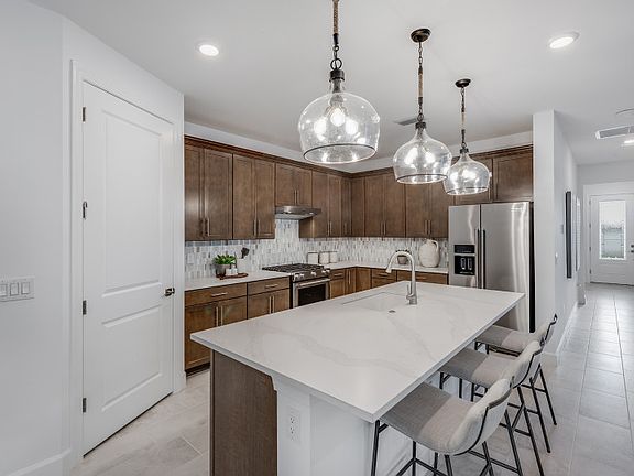 Kitchen with decorative back-splash and large center island