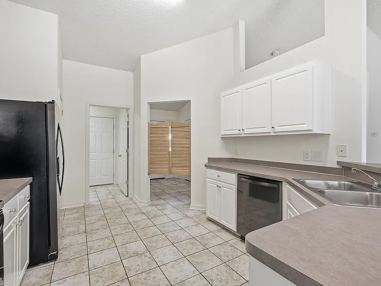 2030 Hawthorne Dr — Photo 12