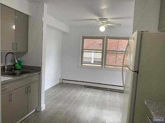 5th image of 1546 10th St #2