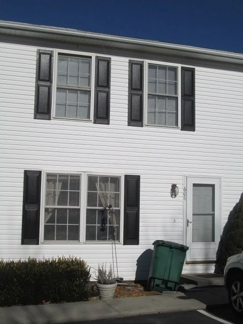 3 Bedroom, 1.5 Bath Townhouse — Photo 2