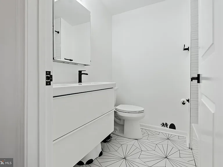 608 Winona Ct — Photo 34