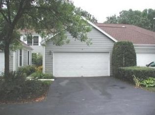 8 Warwick Ln, Lincolnshire, IL
