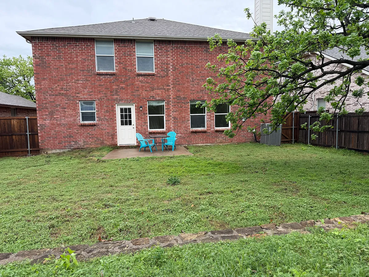 Building Photo - 9215 Flores Dr
