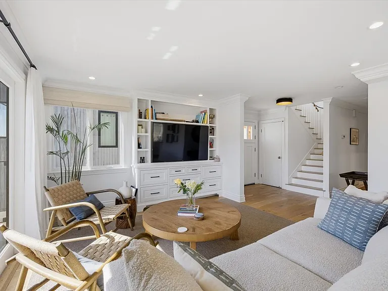 506 Manhattan Ave — Photo 3