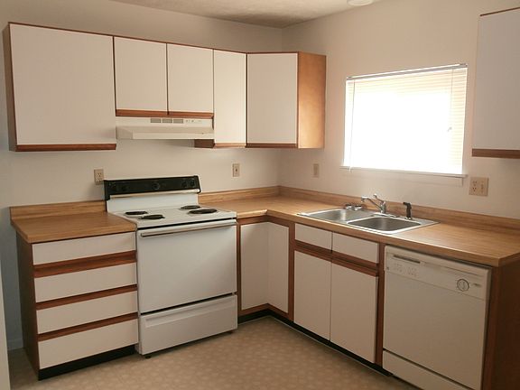 Spacious open eat-in kitchen with stove, refrigerator, and d