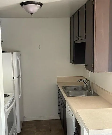 320 S Ardmore Ave #209 — Photo 9