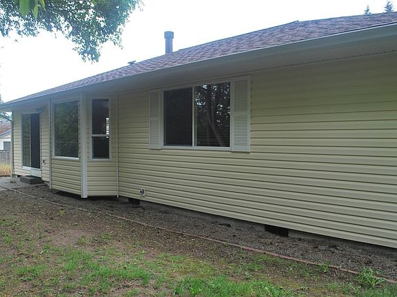 3rd image of 906 NE Opal Ct