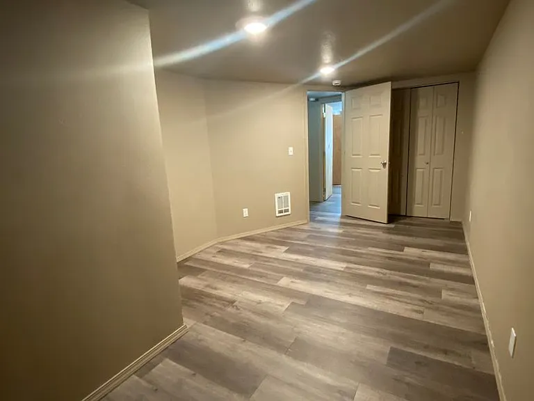 5 bedroom, 2 bath House-Cheney! Right on campus!! — Photo 1