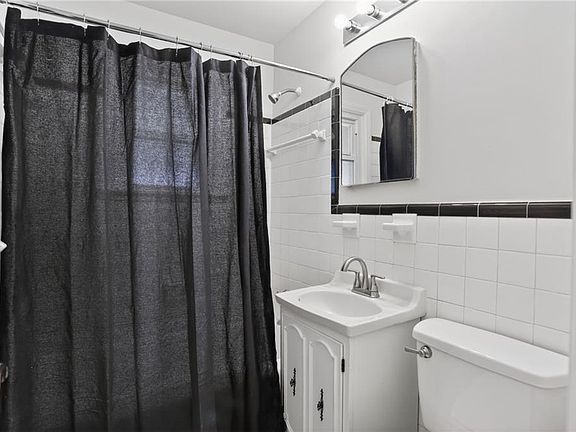 3rd image of 801 Finchley Rd