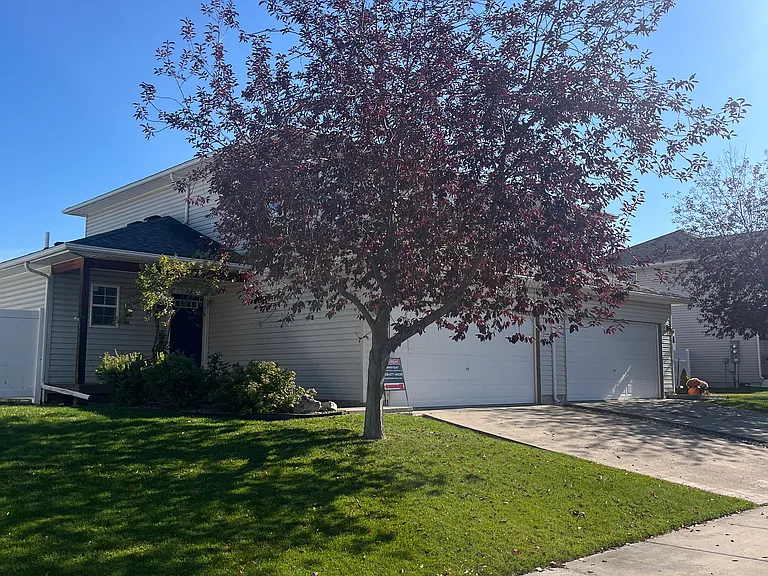 27 Stratford Dr — Photo 3