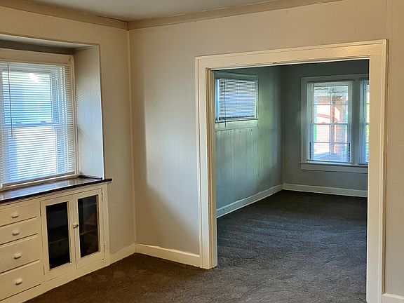 4th image of 936 N Riley Ave