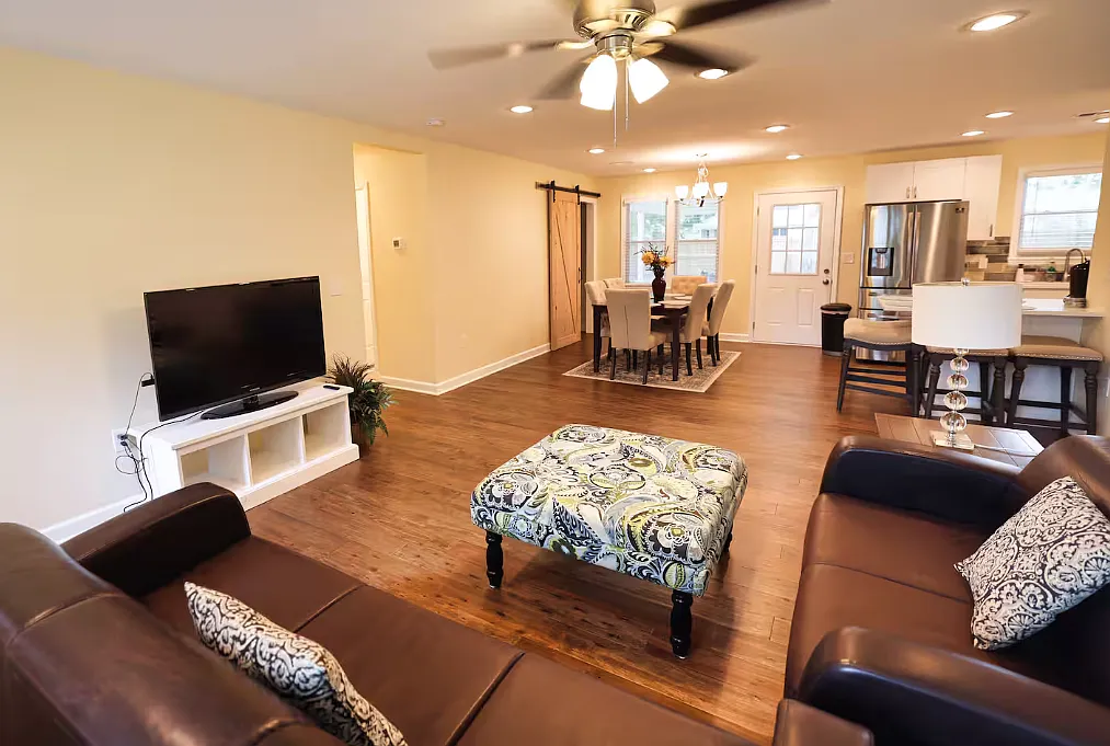4 bed, 2.5 bath, 1616 sqft, $4,000 — Photo 4