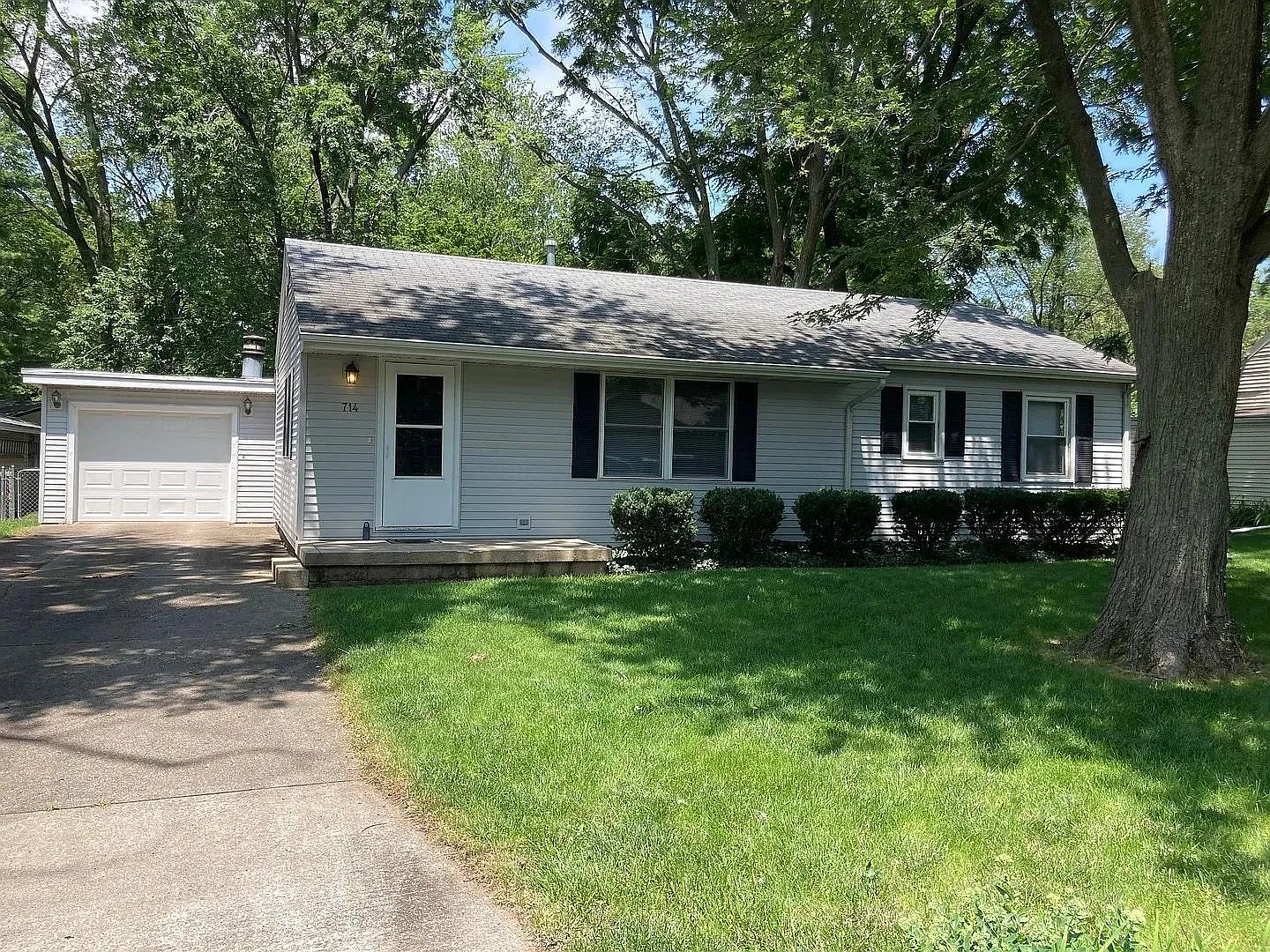 714 Dover Pl photo 1