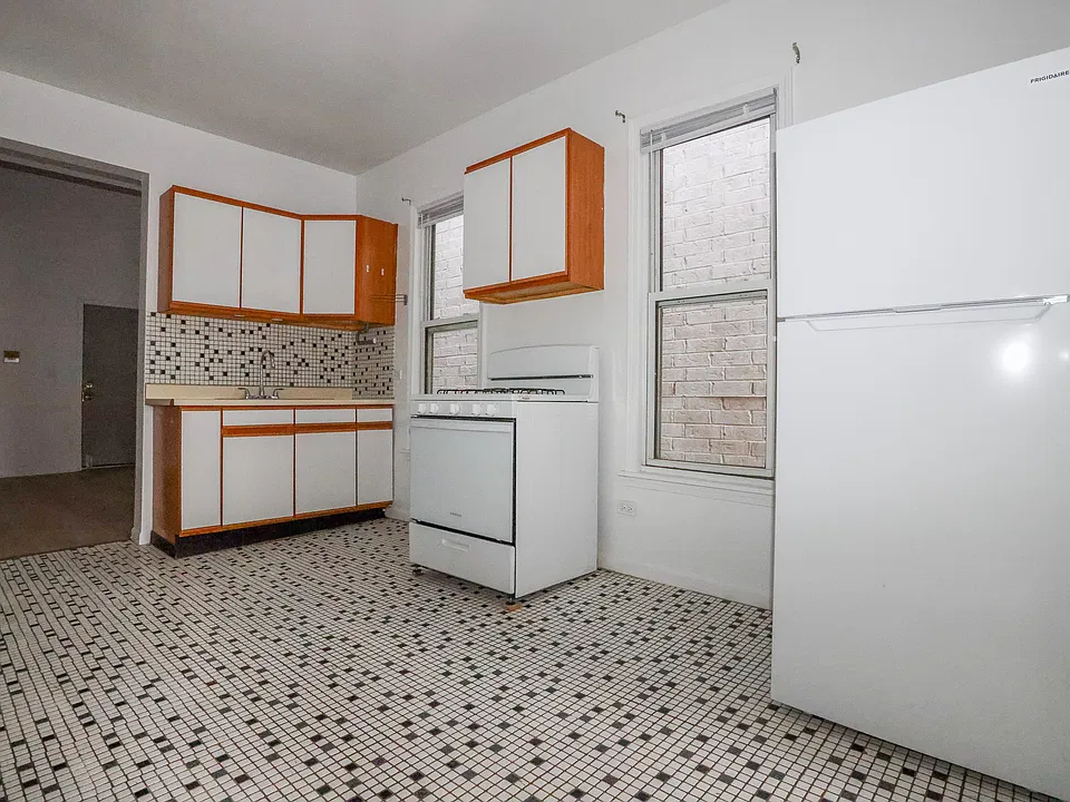 2143 W Belmont Ave #3