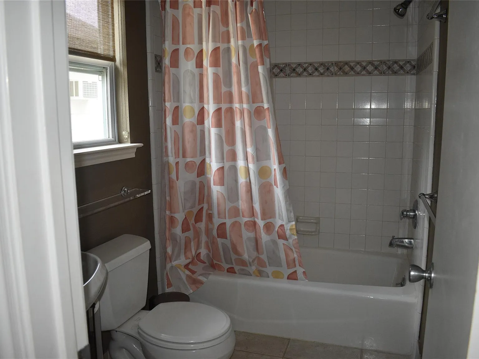 4 bed, 3.0 bath, 2368 sqft, $4,200 — Photo 4
