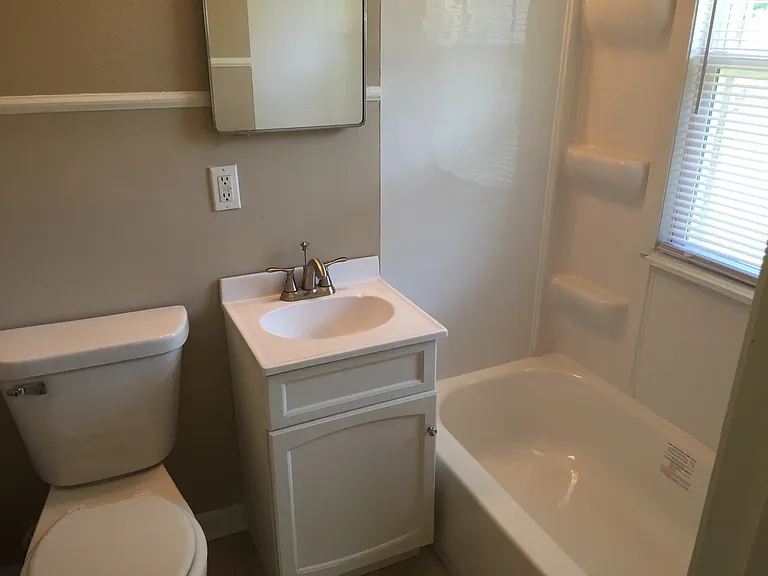 2707 E 8th St #1 — Photo 10