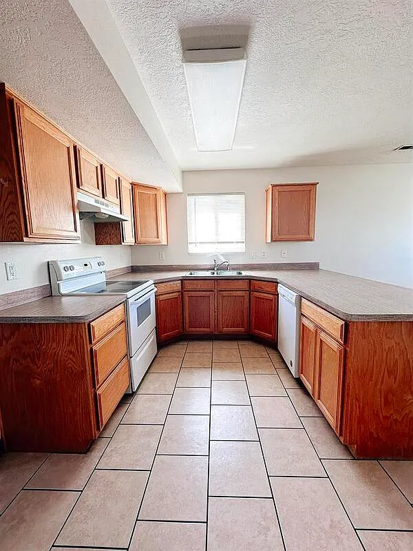 2 bed, 1.5 bath, 1140 sqft, $1,075 — Photo 3