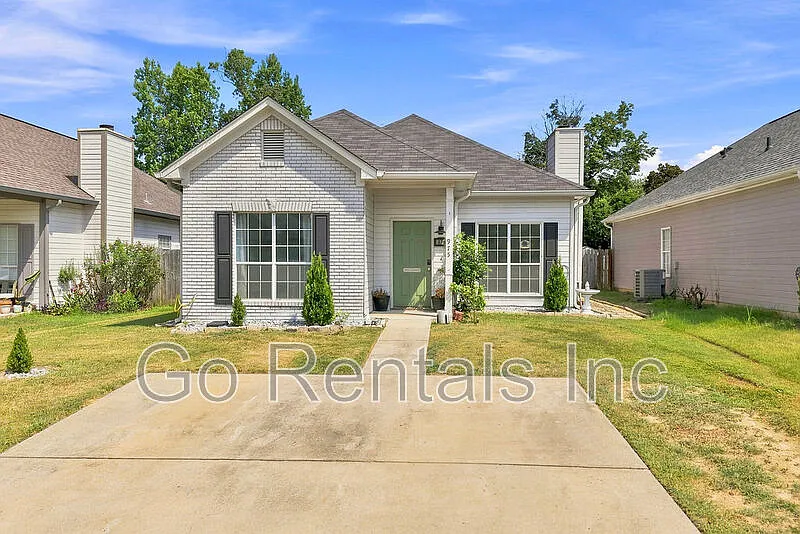 3 bed, 2.0 bath, 1267 sqft, $1,800 — Photo 2