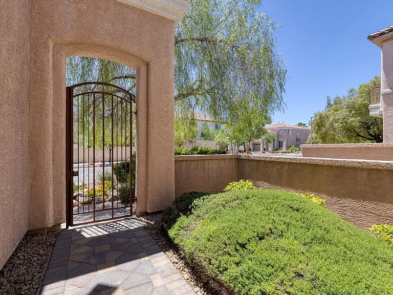 10226 Sourwood Ave — Photo 3