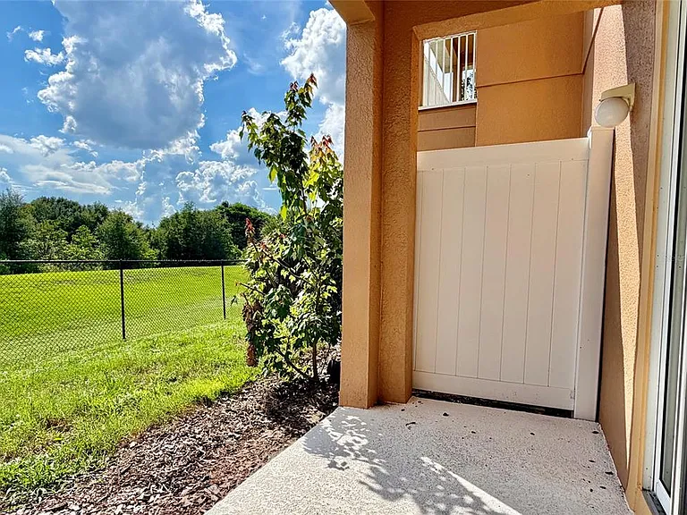 1720 Retreat View Cir — Photo 26