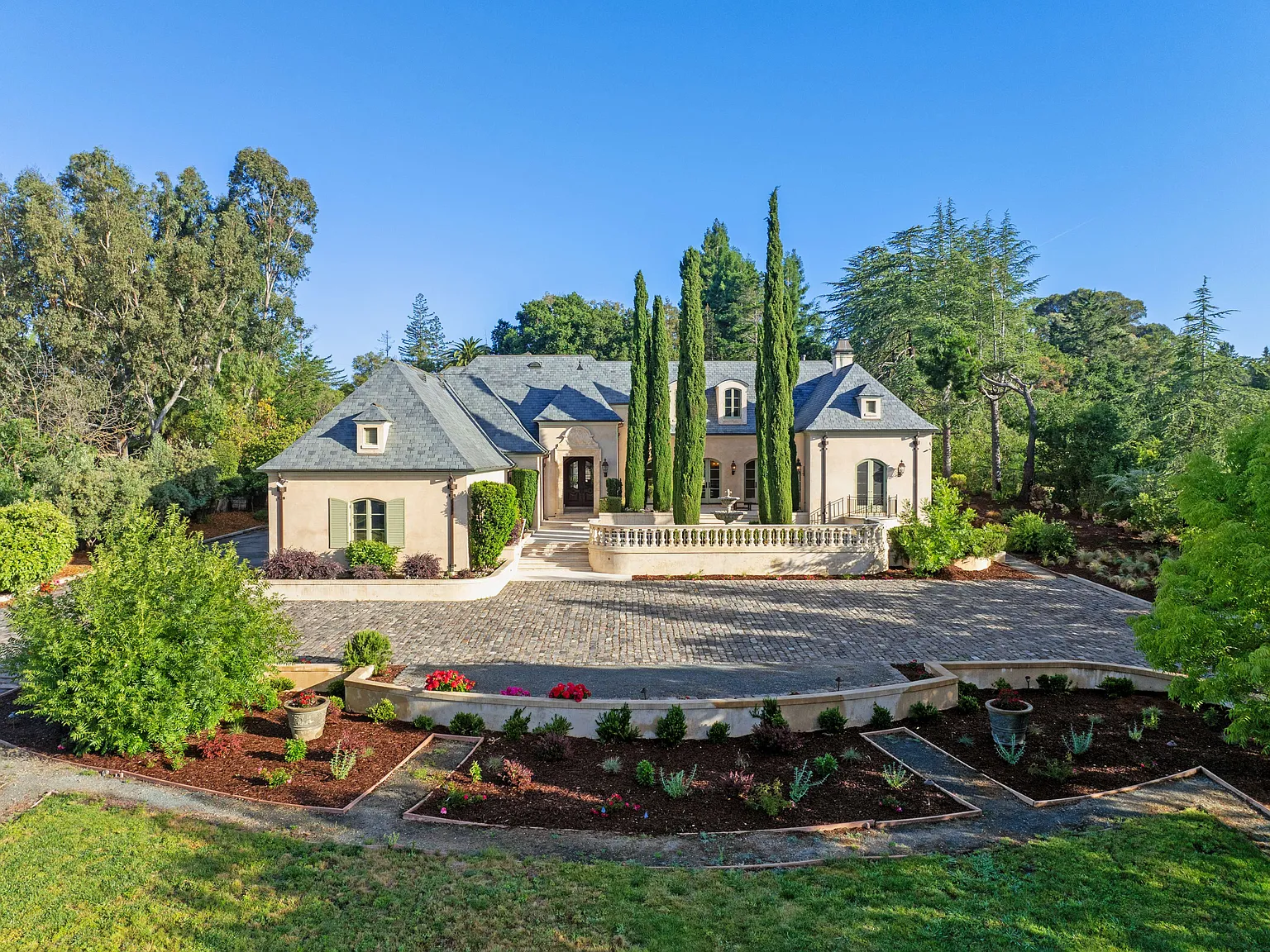 5 bed, 5.5 bath, 8610 sqft, $38,000 — Photo 1