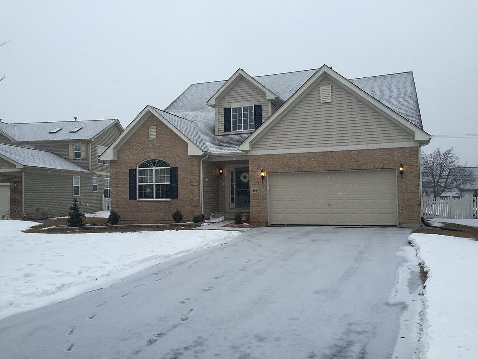 very large driveway, 4 cars in addition to 2 garage spots