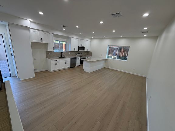 5th image of 15325 Romar St