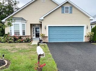 19 Eagle Ridge Cir, Lakewood, NJ 08701